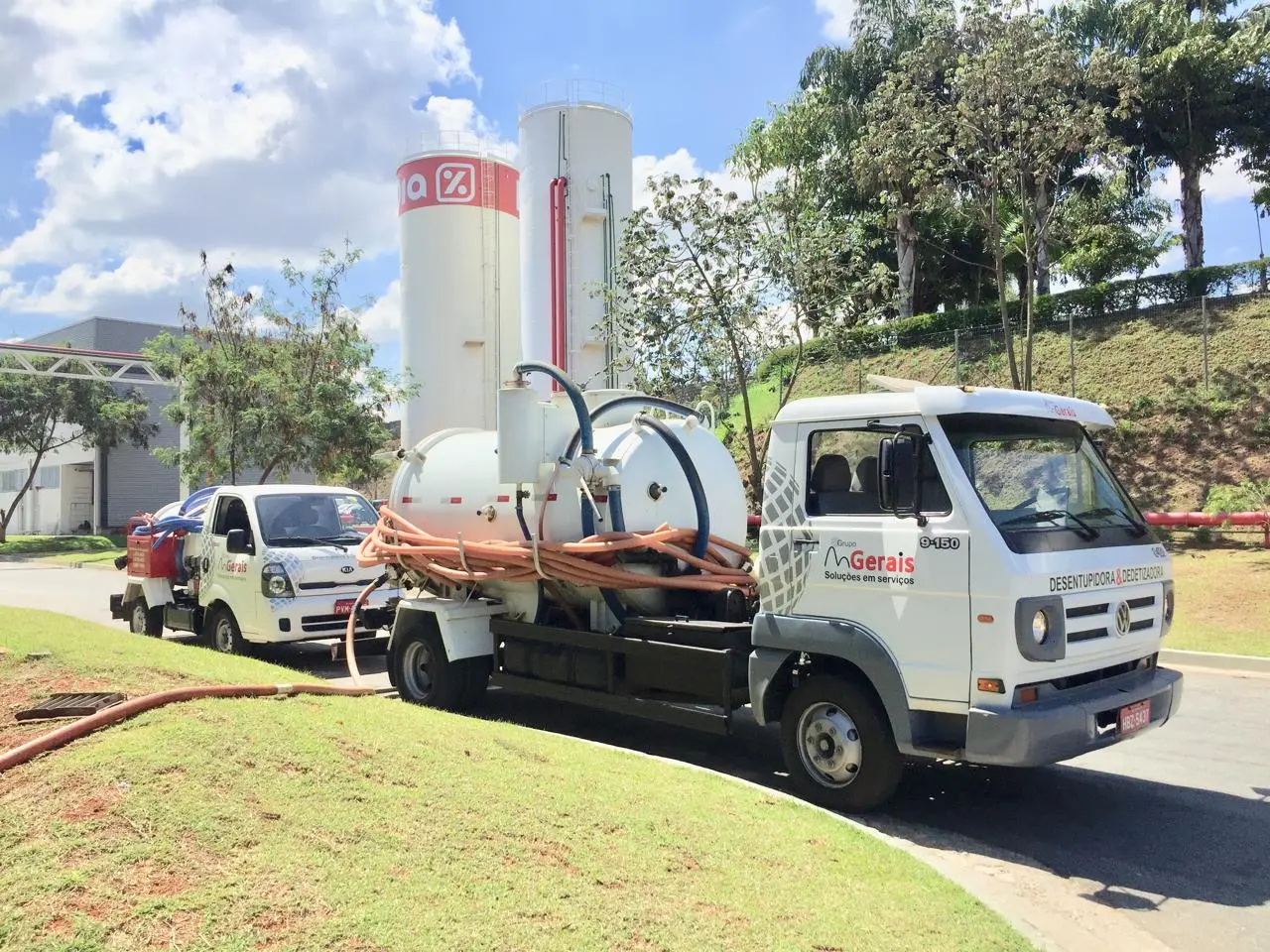 Caminhão sugador da Gerais Desentupidora