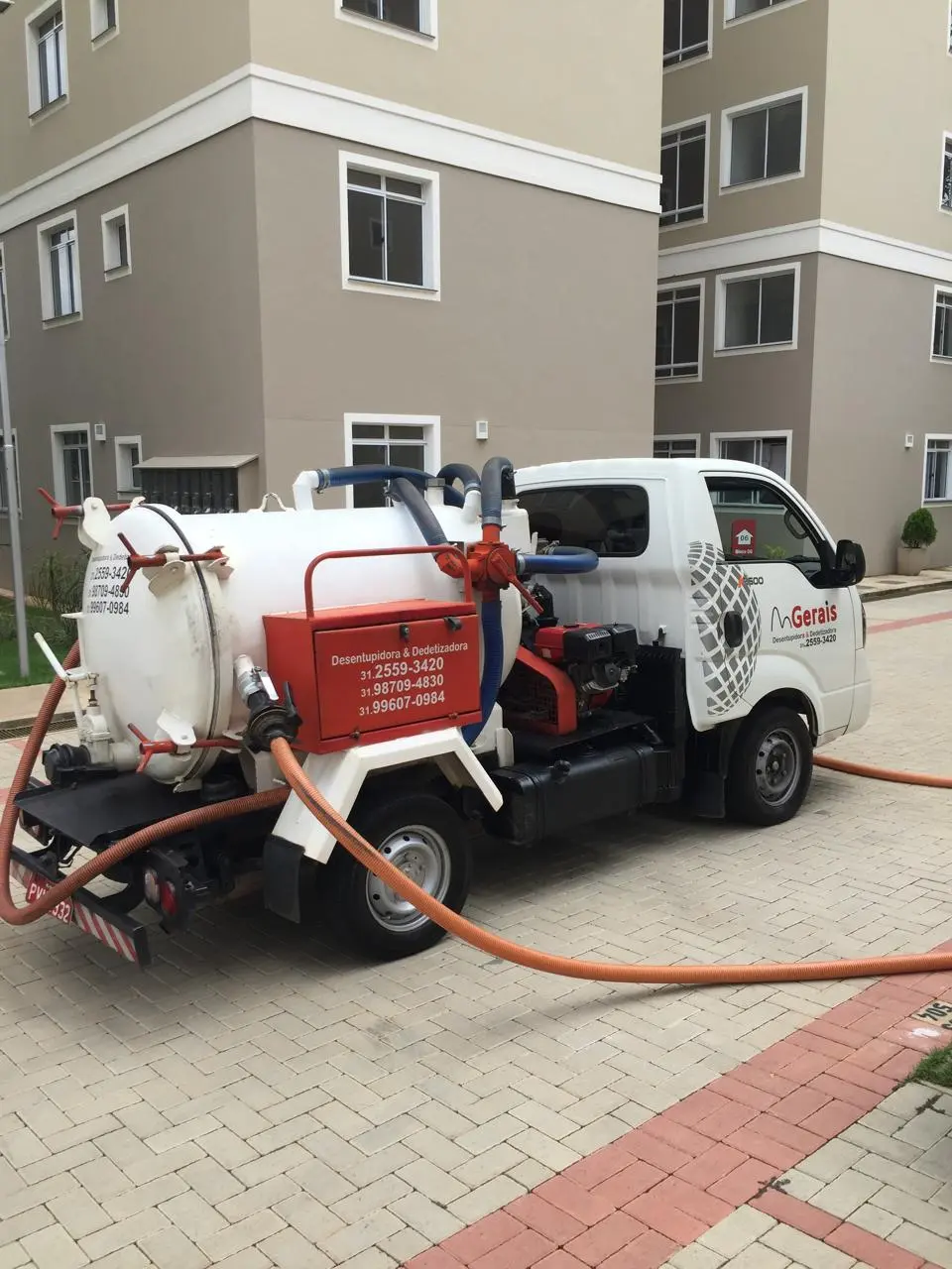 Caminhão principal da Gerais Desentupidora