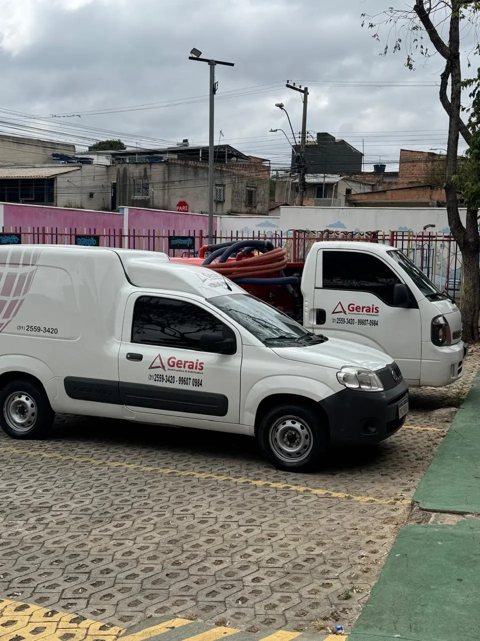 Veículos de apoio da Gerais Desentupidora